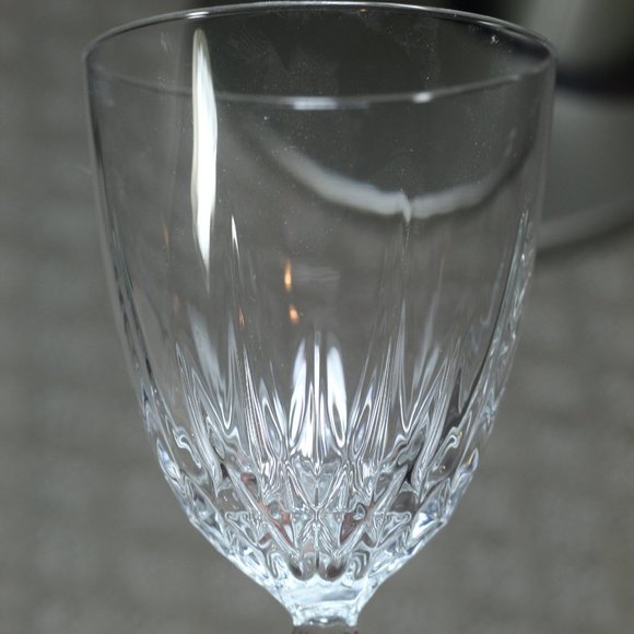 Elegant set of two stemmed cut glass wine glasses - Picture 2 of 4